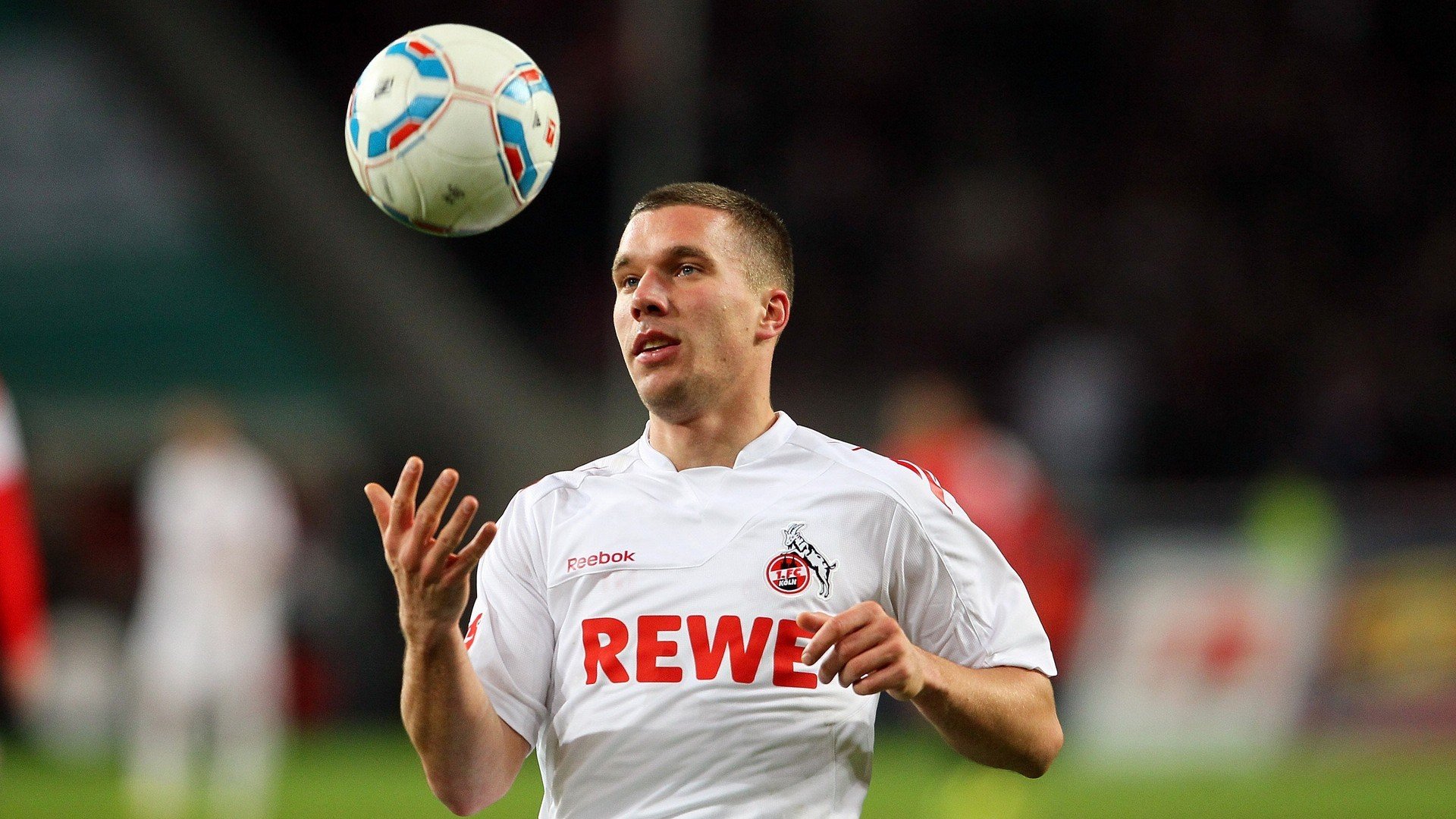 开云体育官网上-德甲球队数据驱动的快速反击战术优化案例,足球快攻反击战术